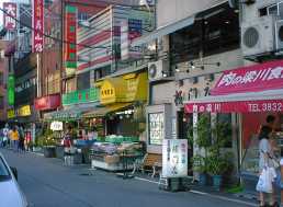 長さにして30m無いくらいの通りに立ち並ぶ韓国のお店
